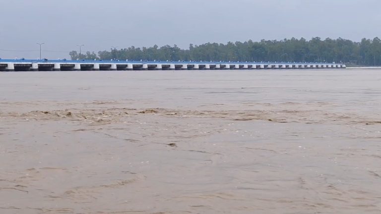 উজানের ঢল ও টানা বৃষ্টির কারণে তিস্তা নদীর পানি হঠাৎ বেড়ে গিয়ে বন্যার আশঙ্কা দেখা দিয়েছে।