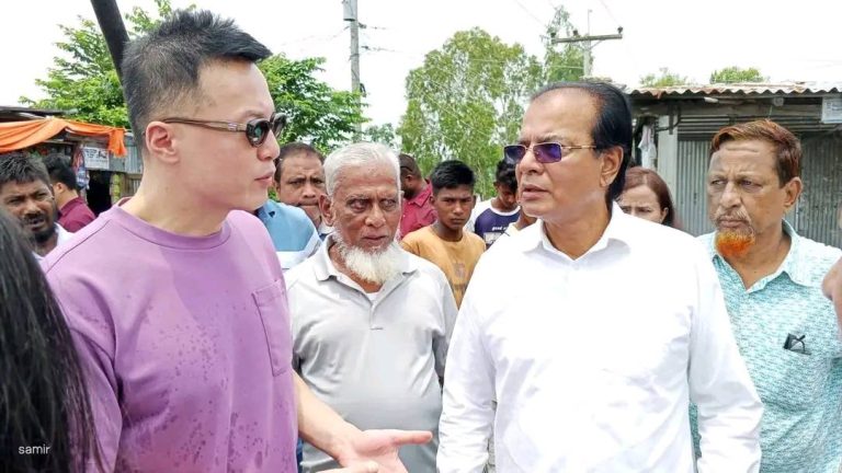 তিস্তা মহাপরিকল্পনা বাস্তবায়নে চিনের প্রতিনিধি দল তিস্তা উপকূল অঞ্চল (মহিপুর ব্রীজ সংলগ্ন, গংগাচড়া, রংপুর) পরিদর্শন এবং তিস্তা পাড়ের অসহায় মানুষের সাথে মহাপরিকল্পনা বাস্তবায়নের প্রয়োজনীয়তা ও নদী ভাঙ্গনে তিস্তা পাড়ের জনমানুষের ভয়াল দুর্দশার কথা শোনেন।