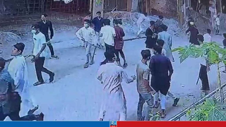 চাঁদার টাকা না দেওয়ায় পুরান ঢাকায় এক ভাঙারি ব্যবসায়ীকে নৃশংসভাবে হত্যা নিয়ে পুরো দেশে যখন চাঞ্চল্য, ঠিক তখনই এই চাঁদা আদায়কে কেন্দ্র করে একটি ব্যবসাপ্রতিষ্ঠানে সন্ত্রাসী হামলা ও গোলাগুলির ঘটনা ঘটেছে রাজধানীর পল্লবীতে।