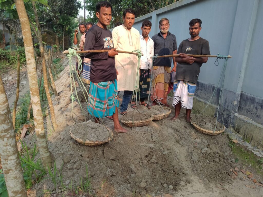 তরুন সমাজসেবকের অর্থায়নে চলাচলের রাস্তা ভরাট- খুশি ২০০ পরিবার